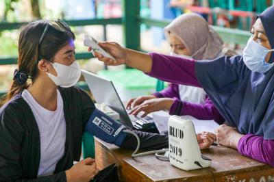 Warga mengikuti vaksinasi Covid-19 AstraZeneca di Rumah Susun Marunda, Jakarta Utara, Jumat (11/6/2021).
