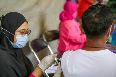 Warga mengikuti vaksinasi Covid-19 AstraZeneca di Rumah Susun Marunda, Jakarta Utara, Jumat (11/6/2021).
