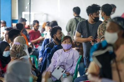 Warga mengikuti vaksinasi Covid-19 AstraZeneca di Rumah Susun Marunda, Jakarta Utara, Jumat (11/6/2021).