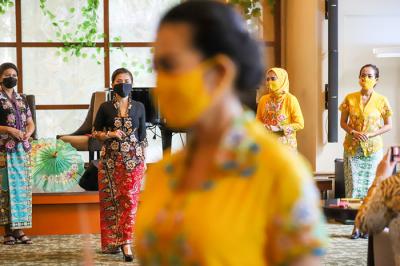 Komunitas Perempuan Pelestari Budaya mengelar fashion show Karya Megi dengan tema Kebaya Encim dan Batik Betawi di Jakarta, Sabtu (12/6/2021).