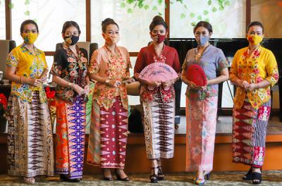 Komunitas Perempuan Pelestari Budaya mengelar fashion show Karya Megi dengan tema Kebaya Encim dan Batik Betawi di Jakarta, Sabtu (12/6/2021).