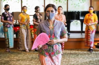 Komunitas Perempuan Pelestari Budaya mengelar fashion show Karya Megi dengan tema Kebaya Encim dan Batik Betawi di Jakarta, Sabtu (12/6/2021).