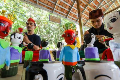 Chairuddin (40) membuat ondel-ondel dari botol bekas di Sanggar Rumah Kreasi, Jakarta Selatan, Minggu (13/6/2021).
