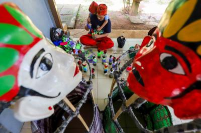Chairuddin (40) membuat ondel-ondel dari botol bekas di Sanggar Rumah Kreasi, Jakarta Selatan, Minggu (13/6/2021).