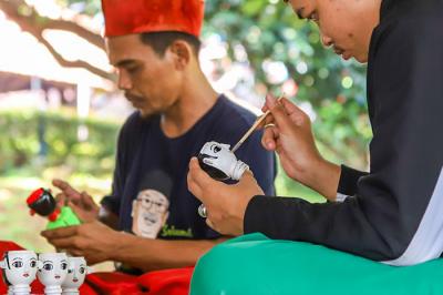 Chairuddin (40) membuat ondel-ondel dari botol bekas di Sanggar Rumah Kreasi, Jakarta Selatan, Minggu (13/6/2021).