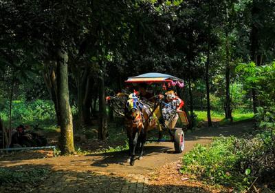 Pengunjung saat menikmati akhir pekan diarena Kampung Main Cipulir, Jakarta, Minggu (13/6/2021).