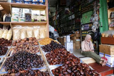 Pedagang menunggu pembeli di gerai oleh-oleh Haji dan Umroh di kawasan Pasar Tanah Abang, Jakarta, Minggu (13/6/2021).