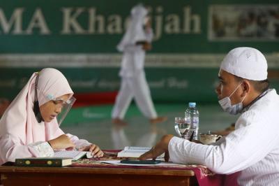 Uji Kompetensi atau Munaqosah Tartil Alquran Tingkat Pesantren Ilmu Alquran (PIQ) di Sekolah Khadijah Wonokromo Surabaya, Jawa Timur, Minggu (13/6/2021).