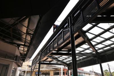 Pekerja menyelesaikan proses penataan kawasan Stasiun Tebet, Jakarta, Minggu (13/6/2021).
