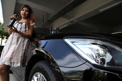 Karyawati memperagakan pemakaian Aero Pack Premium saat diperkenalkan di Surabaya, Jawa Timur, Senin (14/6/2021).