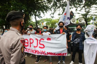 Aksi penyampaian pendapat berjalan kondusif dengan dijaga pihak kepolisian.