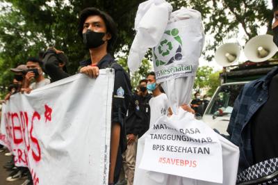 Aksi penyampaian pendapat berjalan kondusif dengan dijaga pihak kepolisian.