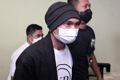 Musisi Erdian Aji Prihartanto alias Anji saat dibawa menuju ruang pemeriksaan kesehatan di Polres Metro Jakarta Barat, Senin (14/6/2021).