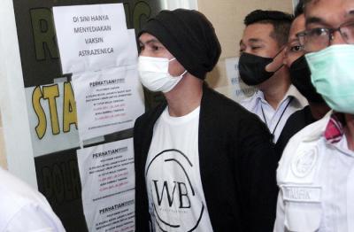 Musisi Erdian Aji Prihartanto alias Anji saat dibawa menuju ruang pemeriksaan kesehatan di Polres Metro Jakarta Barat, Senin (14/6/2021).