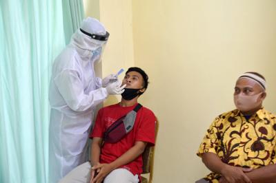 Sejumlah orang tua dan anaknya saat mengikuti screening berupa rapid test antigen di RS Bhayangkara Polda Jateng, Semarang, Jawa Tengah, Senin (14/6/2021).