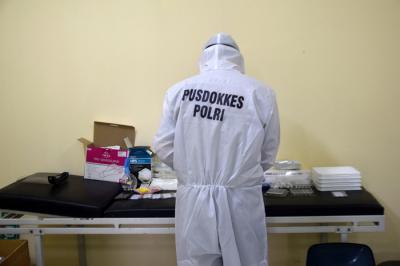 Sejumlah orang tua dan anaknya saat mengikuti screening berupa rapid test antigen di RS Bhayangkara Polda Jateng, Semarang, Jawa Tengah, Senin (14/6/2021).