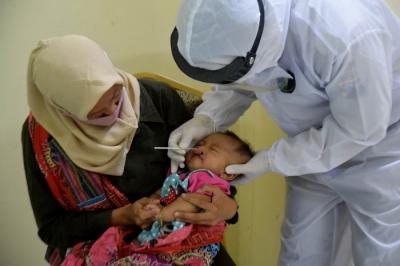 Sejumlah orang tua dan anaknya saat mengikuti screening berupa rapid test antigen di RS Bhayangkara Polda Jateng, Semarang, Jawa Tengah, Senin (14/6/2021).