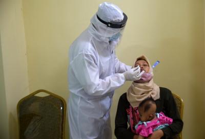 Sejumlah orang tua dan anaknya saat mengikuti screening berupa rapid test antigen di RS Bhayangkara Polda Jateng, Semarang, Jawa Tengah, Senin (14/6/2021).