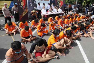 Polisi menangkap 67 orang yang diduga terlibat kasus premanisme di Polda Jawa Timur, Senin (14/6/2021).