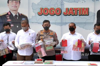 Polisi menangkap 67 orang yang diduga terlibat kasus premanisme di Polda Jawa Timur, Senin (14/6/2021).