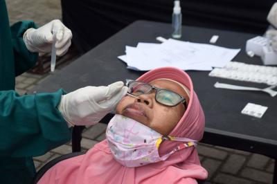 Ratusan warga dan polisi mengikuti rapid test antigen di halaman depan gedung Biddokkes Polda Jateng, Semarang, Jawa Tengah, Senin (14/6/2021).