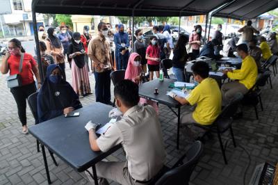 Ratusan warga dan polisi mengikuti rapid test antigen di halaman depan gedung Biddokkes Polda Jateng, Semarang, Jawa Tengah, Senin (14/6/2021).