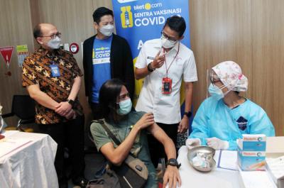 Peresmian Sentra Vaksinasi Covid-19 tiket.com di Rumah Sakit St. Carolus, Jakarta, Senin (14/6/2021).