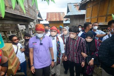 Menteri Pariwisata dan Ekonomi Kreatif Sandiaga Salahuddin Uno saat melakukan kunjungan ke Desa Wisata Maria, Kecamatan Wawo, Kabupaten Bima, NTB.