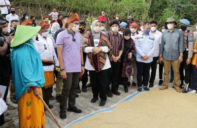 Menteri Pariwisata dan Ekonomi Kreatif Sandiaga Salahuddin Uno saat melakukan kunjungan ke Desa Wisata Maria, Kecamatan Wawo, Kabupaten Bima, NTB.