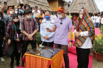 Menteri Pariwisata dan Ekonomi Kreatif Sandiaga Salahuddin Uno saat melakukan kunjungan ke Desa Wisata Maria, Kecamatan Wawo, Kabupaten Bima, NTB.
