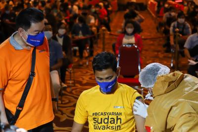 Karyawan BCA Syariah mengikuti vaksinasi di Jakarta, Senin (14/6/2021).
