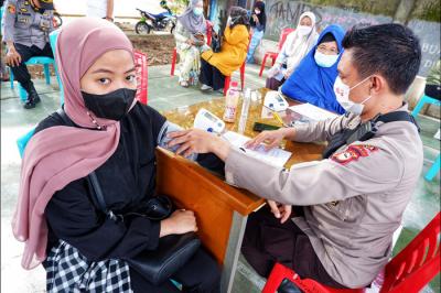 Biddokkes Polda Sulawesi Selatan menggelar vaksinasi di Aula Kantor Kelurahan Bonto Makkio, Makassar, Senin (14/6/2021).