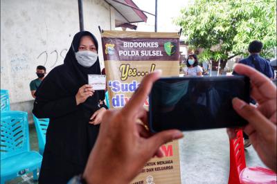 Biddokkes Polda Sulawesi Selatan menggelar vaksinasi di Aula Kantor Kelurahan Bonto Makkio, Makassar, Senin (14/6/2021).