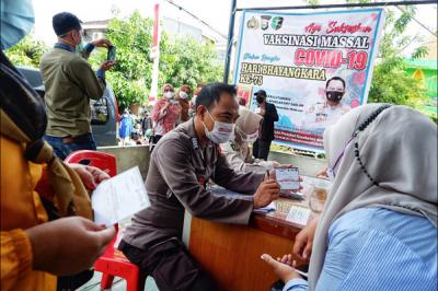 Biddokkes Polda Sulawesi Selatan menggelar vaksinasi di Aula Kantor Kelurahan Bonto Makkio, Makassar, Senin (14/6/2021).