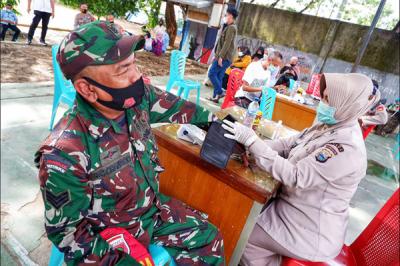 Biddokkes Polda Sulawesi Selatan menggelar vaksinasi di Aula Kantor Kelurahan Bonto Makkio, Makassar, Senin (14/6/2021).