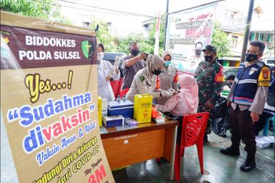 Biddokkes Polda Sulawesi Selatan menggelar vaksinasi di Aula Kantor Kelurahan Bonto Makkio, Makassar, Senin (14/6/2021).