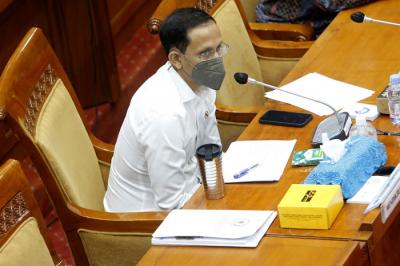 Mendikbudristek Nadiem Makarim mengikuti rapat kerja dengan Komisi X DPR di Kompleks Parlemen, Senayan, Jakarta, Selasa (15/6/2021).