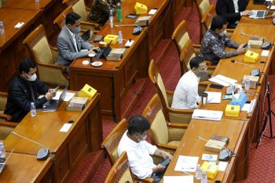 Mendikbudristek Nadiem Makarim mengikuti rapat kerja dengan Komisi X DPR di Kompleks Parlemen, Senayan, Jakarta, Selasa (15/6/2021).