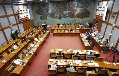 Mendikbudristek Nadiem Makarim mengikuti rapat kerja dengan Komisi X DPR di Kompleks Parlemen, Senayan, Jakarta, Selasa (15/6/2021).