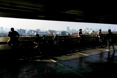 Pekerja saat antri menunggu giliran untuk suntik vaksin covid di Jakarta Barat, Senin (14/6/2021).