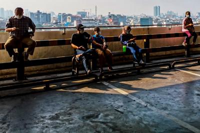 Pekerja saat antri menunggu giliran untuk suntik vaksin covid di Jakarta Barat, Senin (14/6/2021).