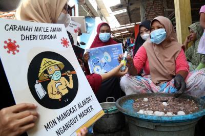 Sosialisasi bahaya Covid-19 di perkampungan nelayan Kenjeran Surabaya, Jawa Timur, Selasa (15/6/2021).
