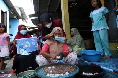 Sosialisasi bahaya Covid-19 di perkampungan nelayan Kenjeran Surabaya, Jawa Timur, Selasa (15/6/2021).