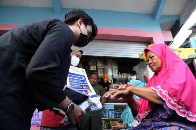 Sosialisasi bahaya Covid-19 di perkampungan nelayan Kenjeran Surabaya, Jawa Timur, Selasa (15/6/2021).