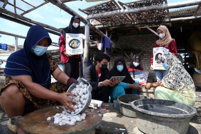 Sosialisasi bahaya Covid-19 di perkampungan nelayan Kenjeran Surabaya, Jawa Timur, Selasa (15/6/2021).