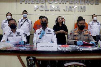 Polisi memamerkan barang bukti serta tersangka penyelundup benih lobster (benur) di Polda Jawa Timur, Selasa (15/6/2021).