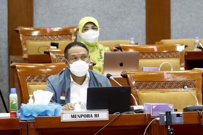 Menpora Zainudin Amali bersiap mengikuti rapat kerja dengan Komisi X DPR di Kompleks Parlemen, Senayan, Jakarta, Selasa (15/6/2021).