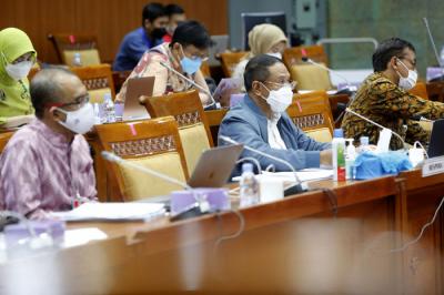 Menpora Zainudin Amali bersiap mengikuti rapat kerja dengan Komisi X DPR di Kompleks Parlemen, Senayan, Jakarta, Selasa (15/6/2021).