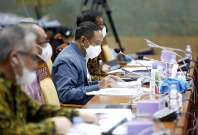 Menpora Zainudin Amali bersiap mengikuti rapat kerja dengan Komisi X DPR di Kompleks Parlemen, Senayan, Jakarta, Selasa (15/6/2021).