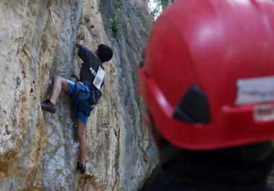 Peserta kompetisi panjat tebing berjibaku mencapai garis finis di Tebing Mandala, Kabupaten Maros, Selasa (15/6/2021).